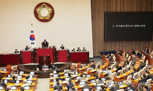 헌정사 첫 권한대행 탄핵안 가결…한덕수 대행 직무정지