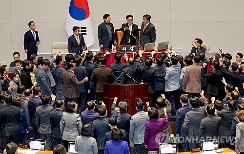 日언론, 韓권한대행 탄핵안 가결 속보로 보도…"행정당국 혼란"