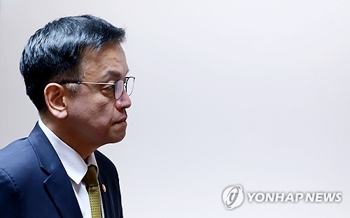 헌법재판관·특검법 난제 직면 최상목, '제한 역할' 무게 두나