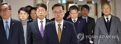 외교·안보까지 책임지는 경제부총리…경제정책 공백 불가피