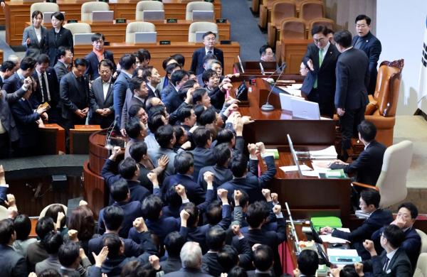 "권한대행이 무슨 죄가 있어!"…한덕수 탄핵 표결 두고 국회 아수라장[현장]