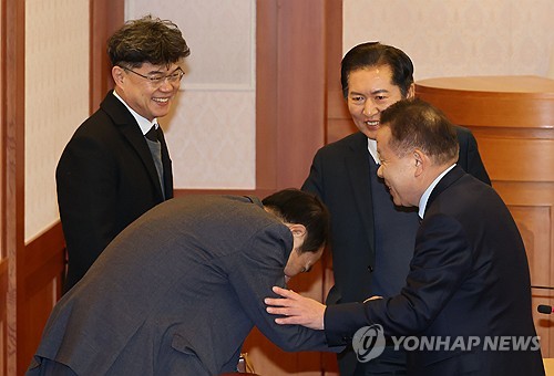 탄핵심판 마주앉은 국회-尹측…첫날부터 법정·장외 기싸움