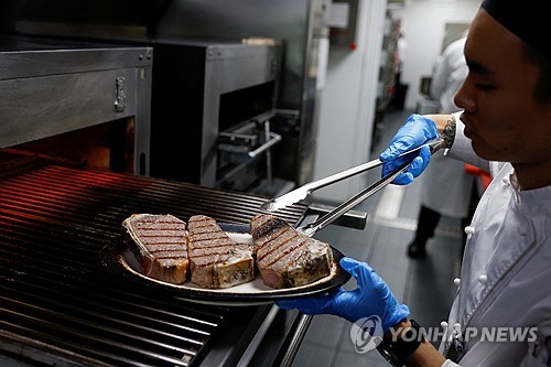 中, 수입쇠고기 세이프가드 조사…업계 "공급과잉으로 가격급락"