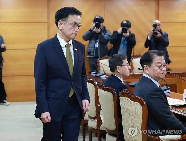 벼랑 끝 내몰린 한국 경제…최상목 '1인 3역' 난감