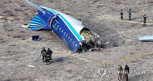 아제르 추락 여객기 생존자들 "밖에서 굉음, 기내 파편 침투"