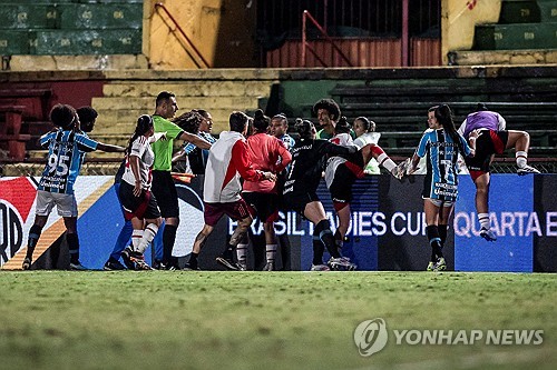 원숭이 흉내로 '인종차별 행위'…아르헨 여자 축구 선수들 석방