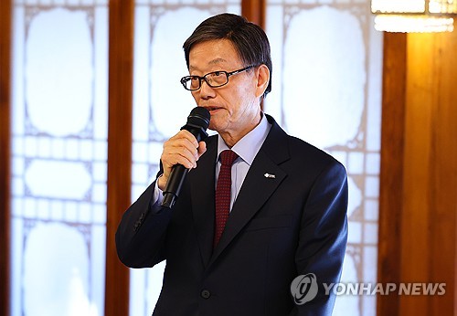 [신년사] 윤진식 무협회장 "보호무역주의·기술패권 경쟁…韓경제 도전"