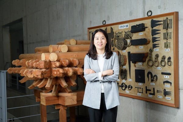 권양희 교수가 연구실 앞에서 포즈를 취하고 있다.