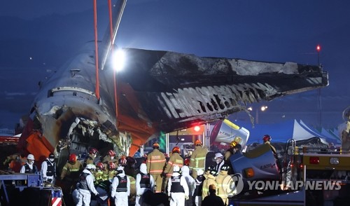 181명 탑승 제주항공 여객기 무안공항서 충돌·화재…대형참사(종합3보)