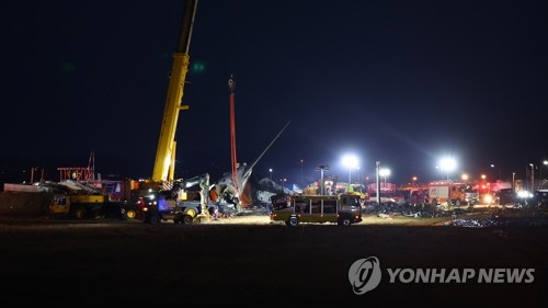 [무안 제주항공 참사] 조명 켜진 사고 현장 "실종자 3명 끝까지 수색"