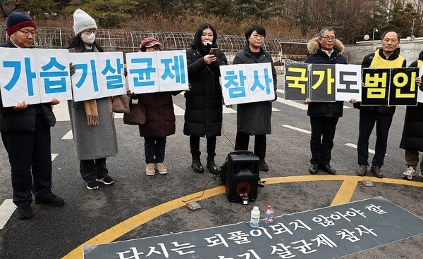 지난 2월 6일 오후 서울 서초동 법원 삼거리에서 환경보건시민센터 주최로 열린 ‘가습기살균제 참사 세퓨 제품피해 국가책임 민사소송 2심 판결에 대한 입장발표 기자회견’에서 한 피해자가 발언하는 모습. [사진=연합] 