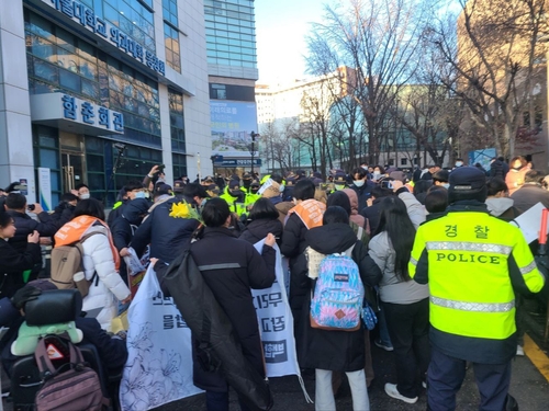 농성하려고 서울대병원 진입 시도한 전장연 활동가 체포