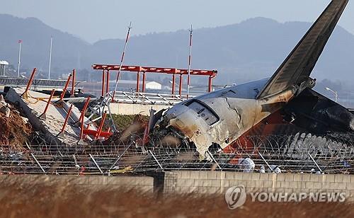 '콘크리트 둔덕' 문제되니 활주로 끝 안전 거리 논란…"규정 개정해야"