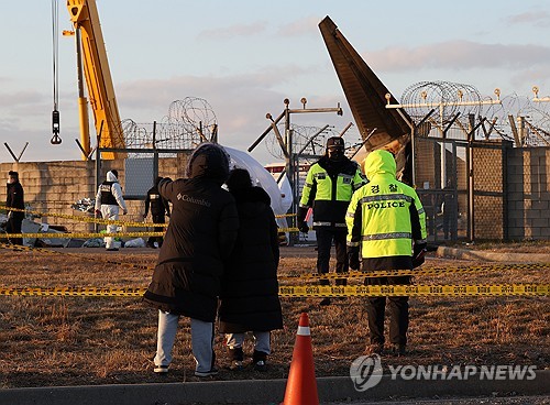 [제주항공 참사] 통신 끊기고 랜딩기어 고장은 셧다운 탓?…충돌 전 의문점