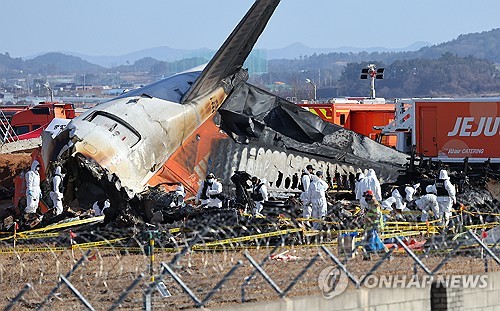 사고 순간 촬영한 상인 "낮은 고도, 급선회, 이상했다" [제주항공 참사]