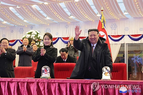 北, 김정은 참석 신년 경축 공연…경축야회 등 분위기 띄워