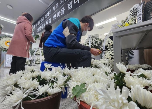 "마음이 너무 아파서"…제주항공 참사 분향소 새해 추모객 발길