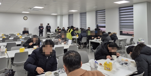 "떡국 드시고 복 받으세요"…제주항공 참사 현장 새해 첫날 온정