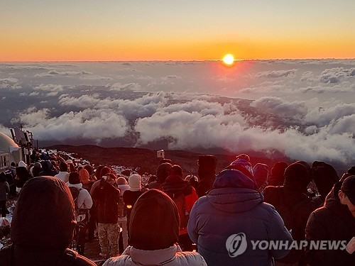 "평화 찾아오길" 제주 명소 찾은 일출객 차분한 새해맞이