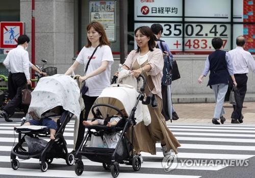 "일본 작년 출생아 수 약 69만명 추정…70만명 첫 붕괴"