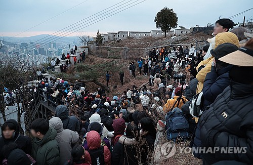 "나라도 평안하고 모두가 행복하길"…새해 첫 일출에 담은 소망