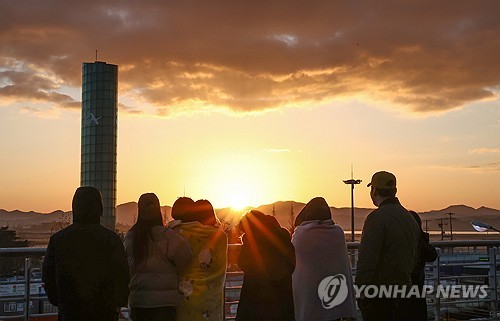 참사 나흘째 희생자 모두 이름 찾아…유가족 사고 현장 첫 방문