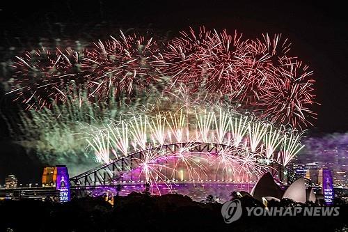 새해 첫날 지구촌 곳곳 축포…우크라·가자지구선 포성·화염도(종합)