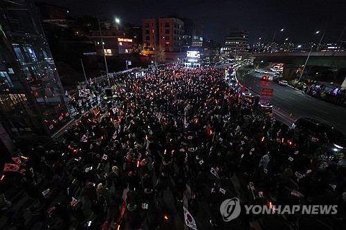 밤까지 이어진 尹관저 앞 집회…"탄핵 무효" vs "즉각 체포"