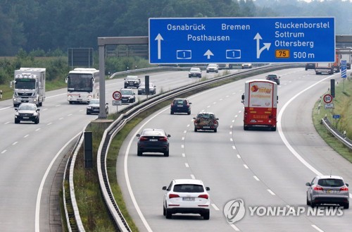 독일 기후단체, 아우토반 '속도 무제한' 표지판 뜯어