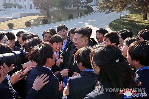 김정은, U-17 우승 여자축구선수 만나 "명예 높이 떨쳐" 격려