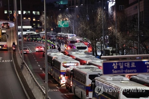 尹 체포 시도에 지지자 관저 앞 집결…경찰 2천700명 배치