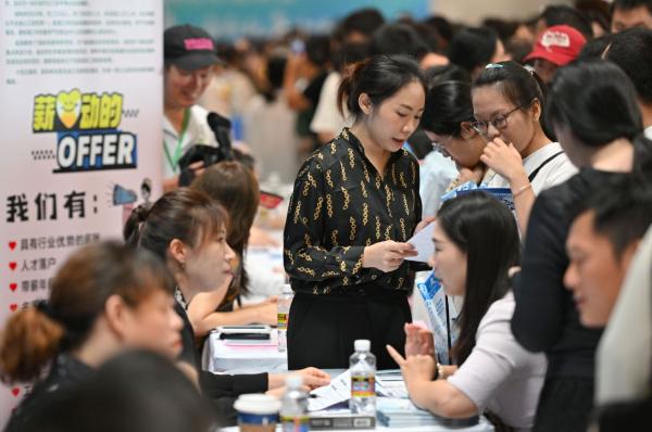 "교사 13명 뽑았는데 석사 아니면 박사"…中 중학교 무슨 일?