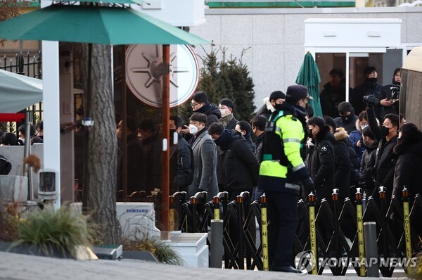 공수처, 군저지 뚫고 경호처와 2시간째 대치…경호처장 "불허"