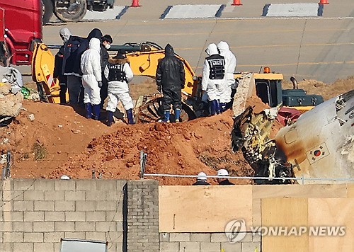 제주항공 참사 원인 규명 열쇠 '엔진' 주목…둔덕 흙더미 파묻혀