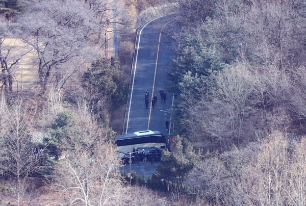 尹 체포영장 집행, 5시간 대치 끝에 중단…공수처 "심히 유감"