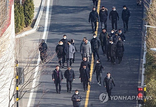 공수처 "군·경호처 200여명 겹겹이 벽 쌓아…크고작은 몸싸움"