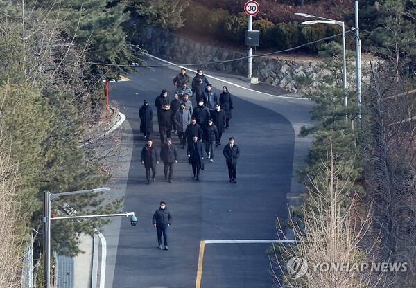 공수처, 5시간 대치 끝 '철수'