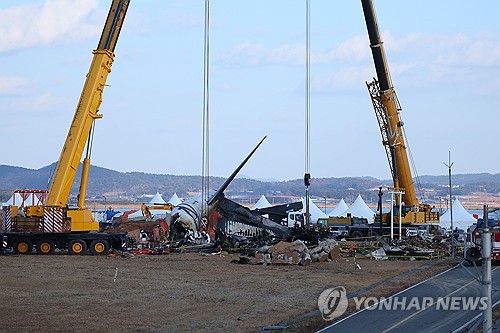 제주항공 사고기 기체서 혈흔 발견…흙더미서 엔진도 확보