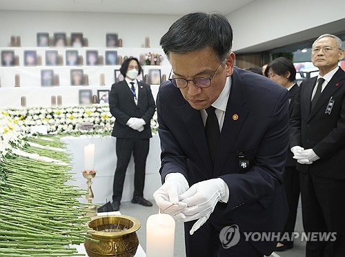 崔대행 "국가애도기간 마지막날…지자체별 합동분향소 자율연장"