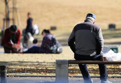 외로움이 수명 줄인다…"질병 원인 '악성 단백질' 수치 높여"