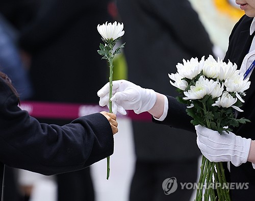 '희생자 수습 끝났지만'…무안공항 떠나지 못하는 유가족들