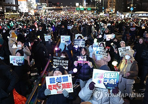 尹관저 인근집회 세 대결…"즉각 체포하라" vs "대통령 지켜라"(종합)