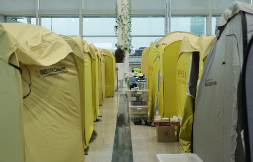 돌아오지 못한 가족 안고 떠나는 유족들…적막 휩싸인 무안공항