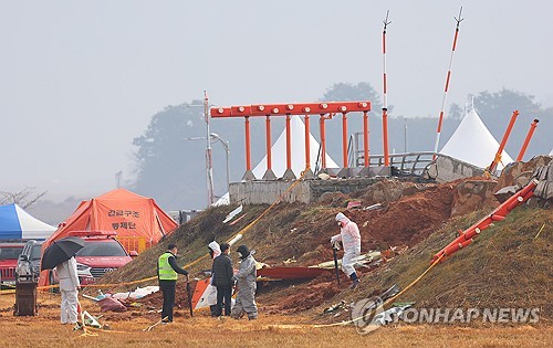 국토부 "엔진 2개 격납고 옮겨 조사 중…나머지 기체 잔해 수습"