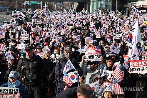 관저인근 탄핵반대 집회…전광훈 "尹, 거룩한 사고 친 것"