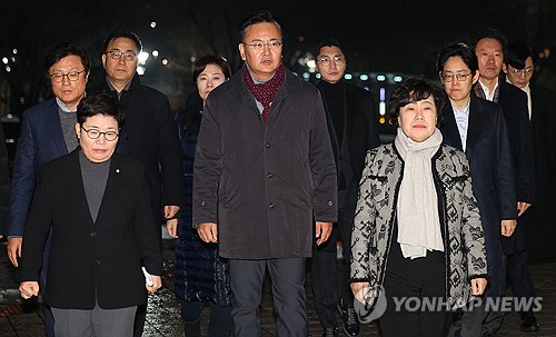 與, 헌재 찾아 '내란죄 제외 尹탄핵안' 심리 중단 요구