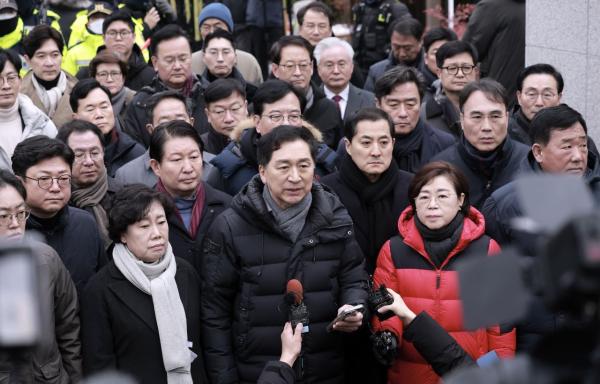 국힘 의원들 한남동 집결…조경태 "대통령 지키는 국회의원? 자격있나"