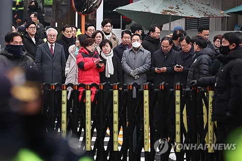 與의원 30여명, '尹영장 저지' 관저 집결…지도부는 거리두기(종합)