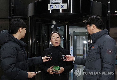 '명태균 의혹' 제기 강혜경 측 "尹 부부 휴대전화 증거보전해야"