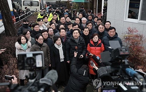 여야, 탄핵안 '내란죄' 제외·尹체포영장 집행 전방위 충돌 지속